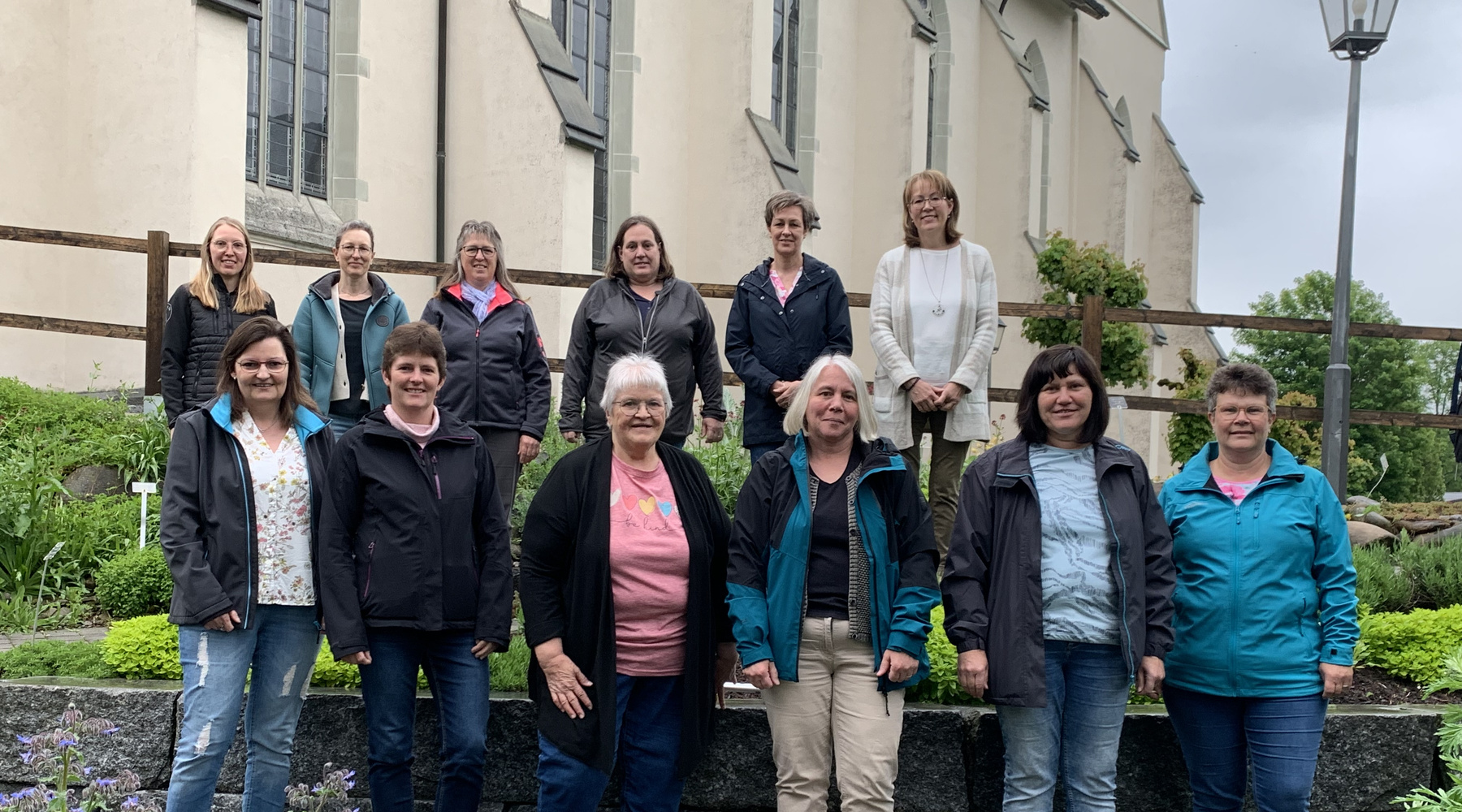 hinten von links: Eva Emmenegger-Krummenacher, Anita Schöpfer-Renggli, Alice Zemp-Zemp, Anita Thalmann-Limacher, Vroni Wütrich-Schnider, Annemarie Zihlmann-Lötscher vorne von links: Sonja Lötscher-Furrer, Monika Niederberger-Kempf, Hedy Krummenacher-Lötscher, Marlis Küng-Dahinden, Margrit Fallegger-Limacher, Erika Zemp-Marti. Auf dem Bild fehlt: Daniela Wicki-Allmann.